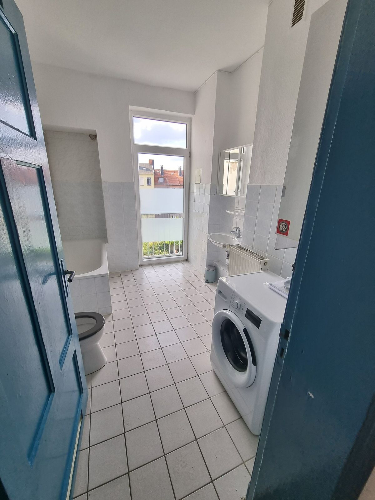 Bad mit Badewanne, Waschbecken und Waschmaschine