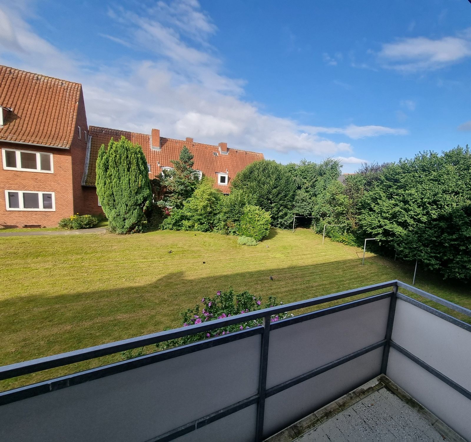 Blick vom Balkon auf Garten und B&auml;ume