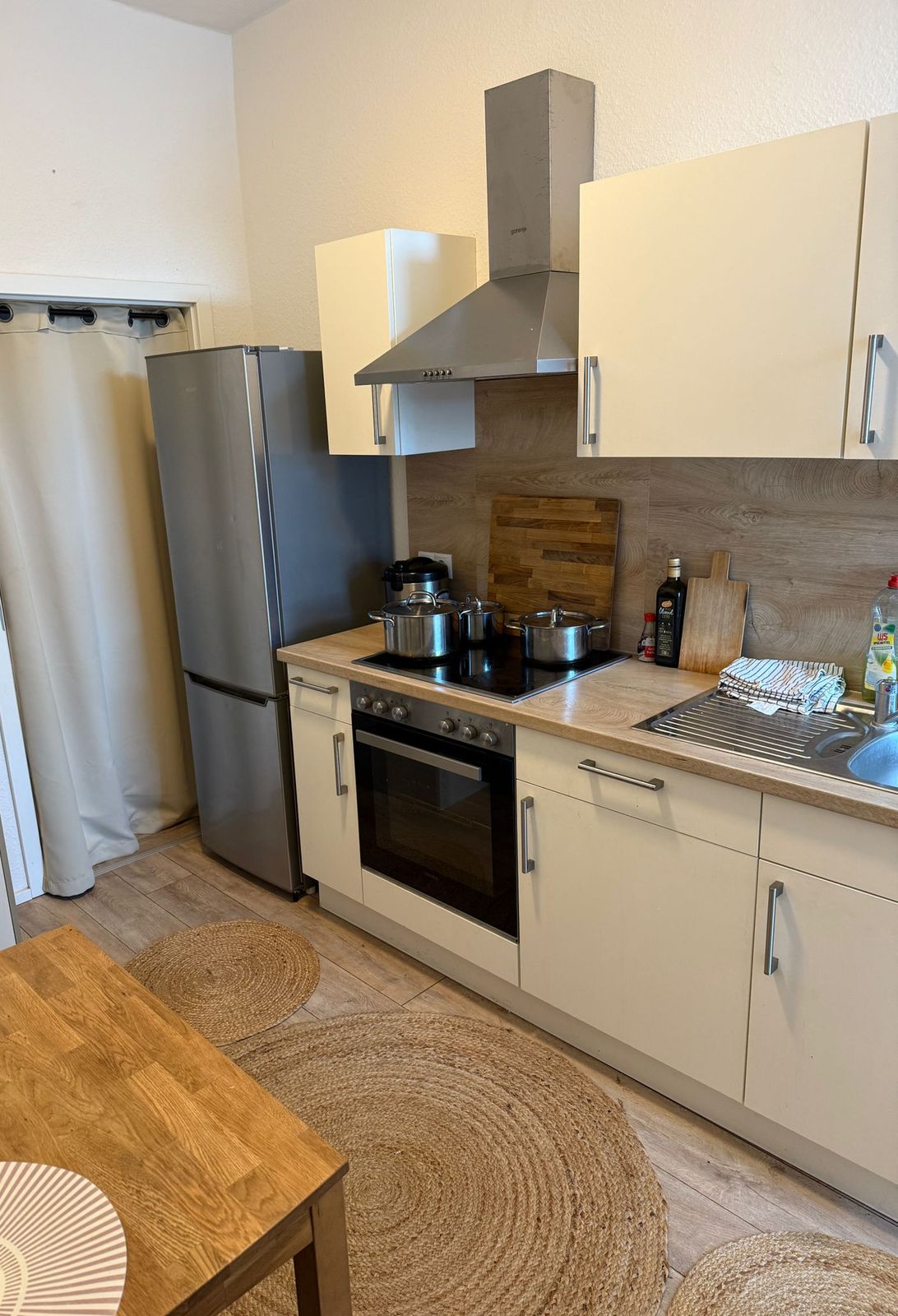 Einbauk&uuml;che mit Herd, Backofen, Dunstabzug, K&uuml;hlschrank, Sp&uuml;le und Esstisch