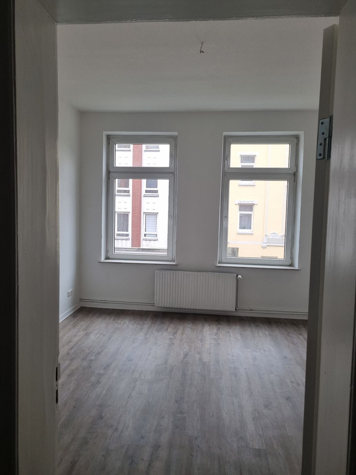 Frisch renoviertes Zimmer mit zwei Fenstern
